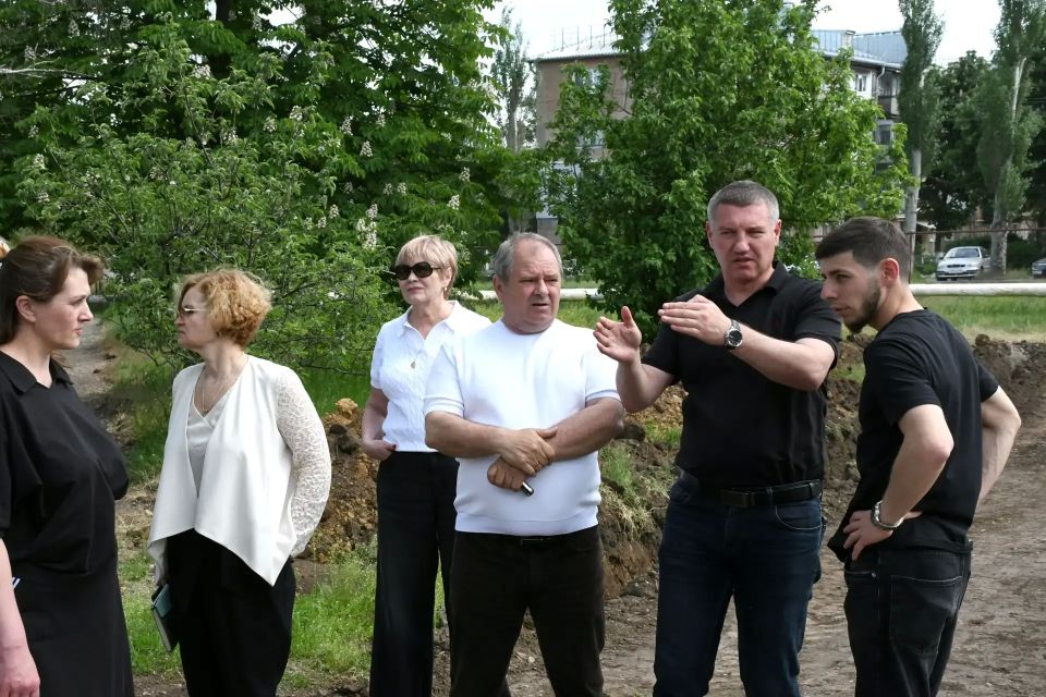 Первый заместитель главы Шахтерского округа проверил благоустройство парка Чернобыльцев Первый заместитель главы Шахтерского округа проверил благоустройство парка Чернобыльцев