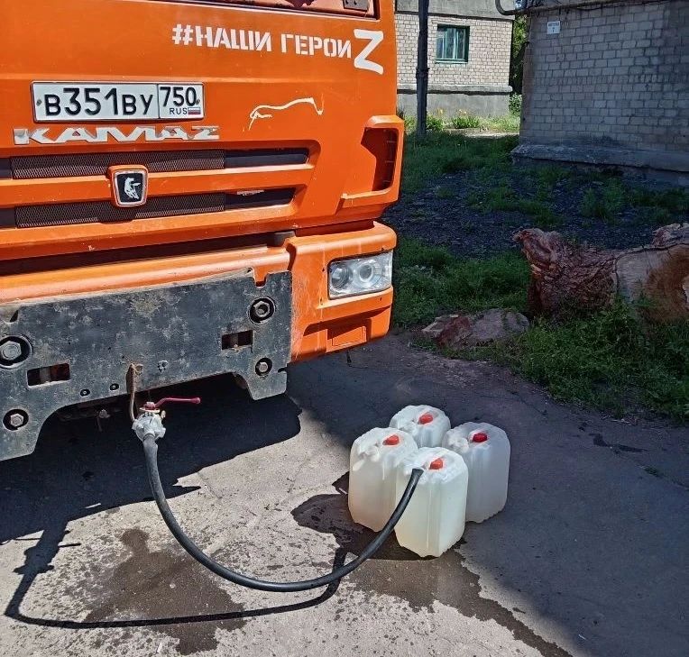 В Кировском внутригородском районе при поддержке региона-шефа Московская область продолжается подвоз воды для жителей домов, в которые в установленный графиком день не поступила вода В Кировском внутригородском районе при поддержке региона-шефа Московская область продолжается подвоз воды для жителей домов, в которые в установленный графиком день не поступила вода