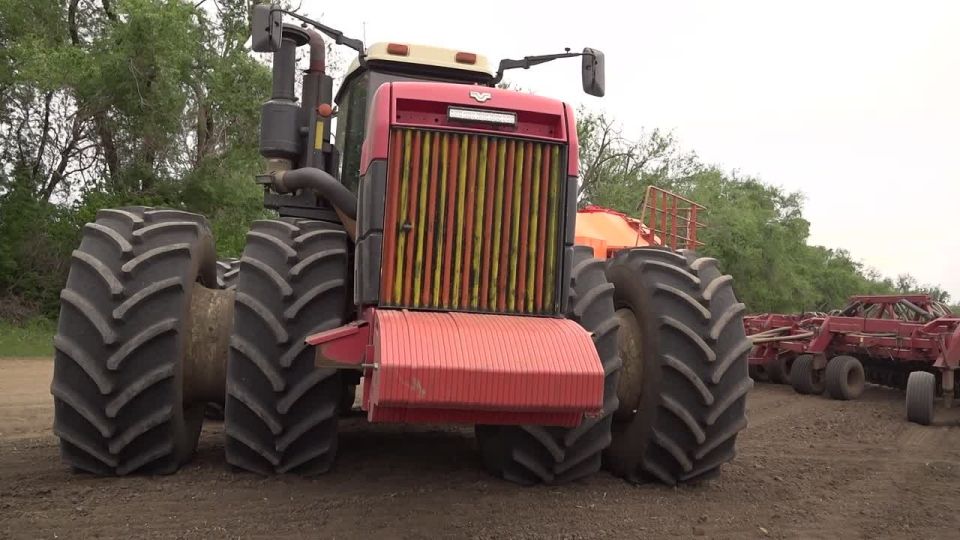В Энгельсском районе активно продолжается сев яровых культур