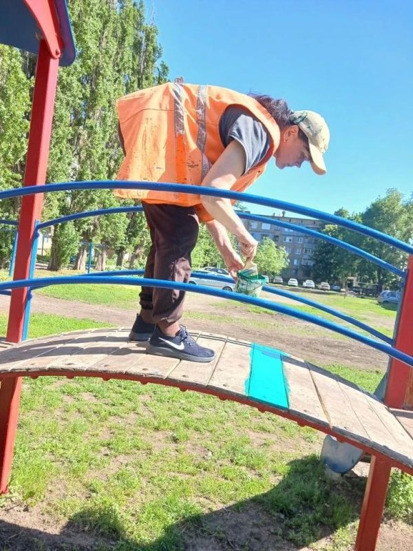 В Снежном продолжаются работы по благоустройству общественных территорий В Снежном продолжаются работы по благоустройству общественных территорий