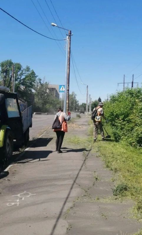 Коммунальщики Снежного продолжают благоустраивать территории общего пользования Коммунальщики Снежного продолжают благоустраивать территории общего пользования