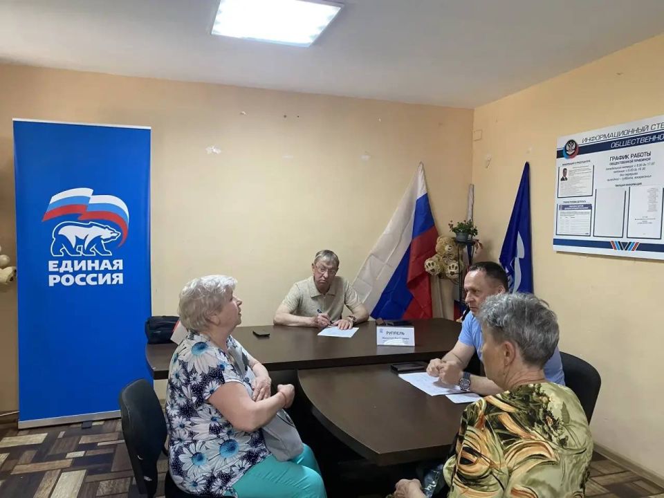 Александр Пеняев: В ходе очередного приема, который провел на площадке общественной приемной «Единой России» в Ясиноватой вместе с заместителем главы администрации округа Александром Пеняевым, ответили на вопросы жителей... Александр Пеняев: В ходе очередного приема, который провел на площадке общественной приемной «Единой России» в Ясиноватой вместе с заместителем главы администрации округа Александром Пеняевым, ответили на вопросы жителей...
