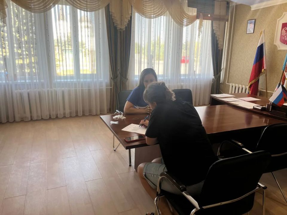 Депутат Мангушского муниципального совета, Эльвина Чекалова, провела выездной личный прием жителей в селе Урзуф