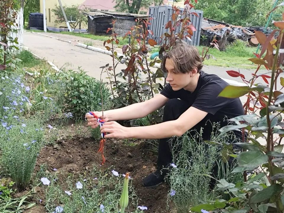 Ещё одними активными и трудолюбивыми участниками акции «Маленькие добрые дела» стали учащиеся 9 класса ГБОУ «Школа № 153 г.о. Донецк», которые провели уборку прилегающей территории и высадили саженцы молодых деревьев Ещё одними активными и трудолюбивыми участниками акции «Маленькие добрые дела» стали учащиеся 9 класса ГБОУ «Школа № 153 г.о. Донецк», которые провели уборку прилегающей территории и высадили саженцы молодых деревьев