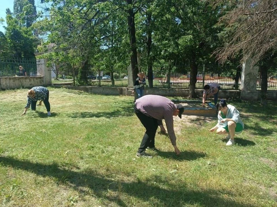 Сегодня, 22 мая, при поддержке Донецкого регионального отделения Единая Россия в рамках проекта "Маленькие добрые дела", сотрудниками Зугрэсского городского Дворца культуры, был произведён покос травы и расчищена территория... Сегодня, 22 мая, при поддержке Донецкого регионального отделения Единая Россия в рамках проекта "Маленькие добрые дела", сотрудниками Зугрэсского городского Дворца культуры, был произведён покос травы и расчищена территория...