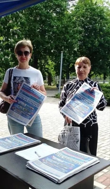 Активисты местного отделения партии «Единая Россия» в рамках пикетной программы продолжают работу с жителями Активисты местного отделения партии «Единая Россия» в рамках пикетной программы продолжают работу с жителями