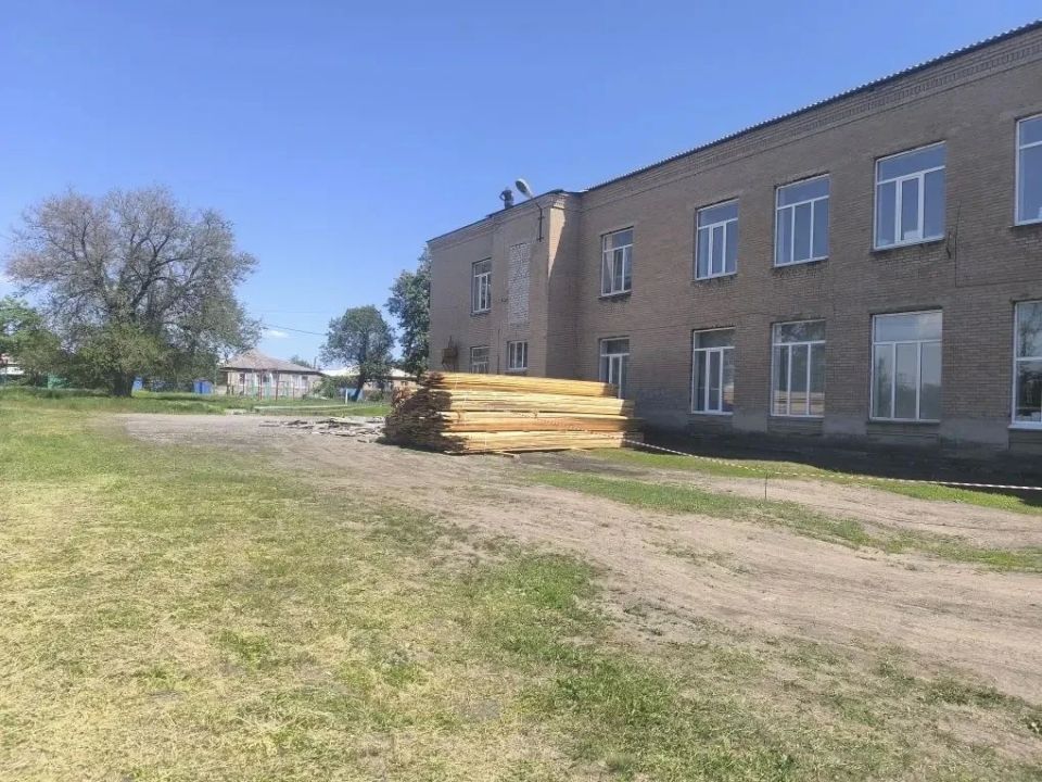 Силами подрядной организации АНО «Дом народного единства» шеф-региона Нижегородской области начаты работы по капитальному ремонту кровли в ГБОУ «СШ №13»