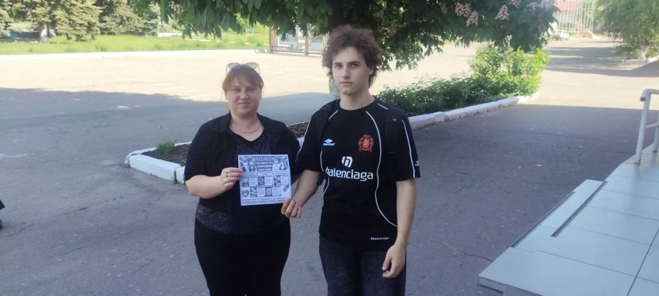 Сегодня сотрудники МБУ "Дебальцевкий центр культуры и досуга" в честь Года Единства Народов раздавали буклеты с информацией о быте, культуре и обычаях разных народов России Сегодня сотрудники МБУ "Дебальцевкий центр культуры и досуга" в честь Года Единства Народов раздавали буклеты с информацией о быте, культуре и обычаях разных народов России
