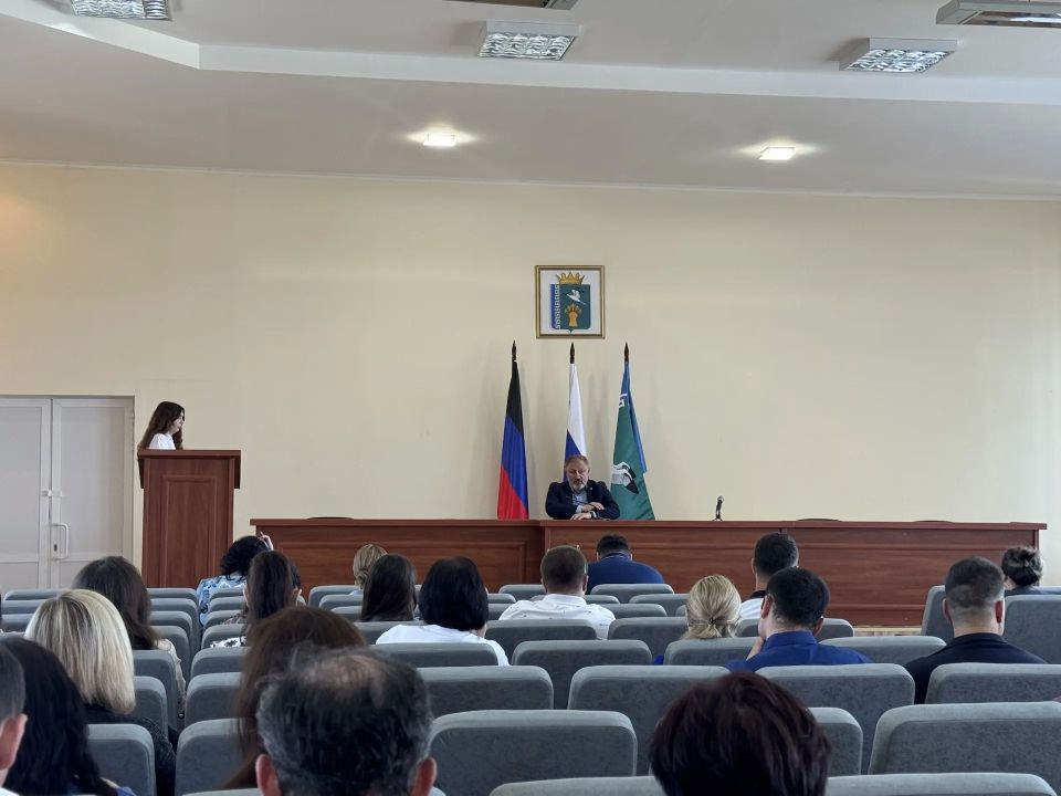Провёл аппаратное совещание с сотрудниками администрации Мангушского муниципального округа