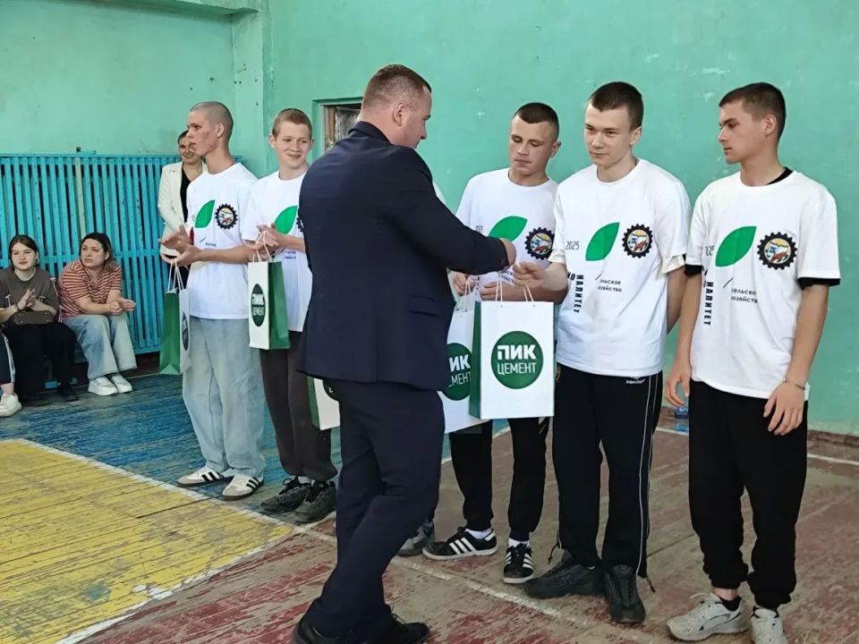 Спортивный праздник в Амвросиевском многопрофильном техникуме: «Весёлые старты» и подарки от ПИК-Цемент Спортивный праздник в Амвросиевском многопрофильном техникуме: «Весёлые старты» и подарки от ПИК-Цемент