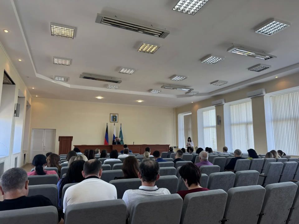 Провёл аппаратное совещание с сотрудниками администрации Мангушского муниципального округа Провёл аппаратное совещание с сотрудниками администрации Мангушского муниципального округа