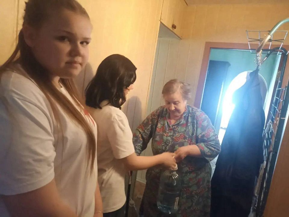 Ещё одними инициативными ребятами стали учащиеся ГБОУ Школа № 153 г.о. Донецк», которые в рамках акции «Маленькие добрые дела» осуществили адресную раздачу питьевой воды пожилым людям г.Моспино Ещё одними инициативными ребятами стали учащиеся ГБОУ Школа № 153 г.о. Донецк», которые в рамках акции «Маленькие добрые дела» осуществили адресную раздачу питьевой воды пожилым людям г.Моспино