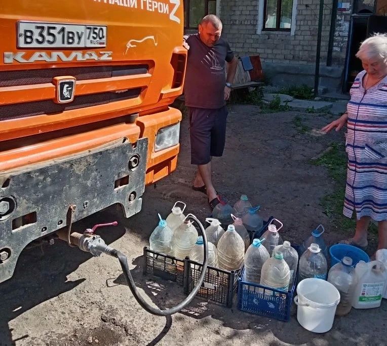 В Кировском внутригородском районе при поддержке региона-шефа Московская область продолжается подвоз воды для жителей домов, в которые в установленный графиком день не поступила вода В Кировском внутригородском районе при поддержке региона-шефа Московская область продолжается подвоз воды для жителей домов, в которые в установленный графиком день не поступила вода