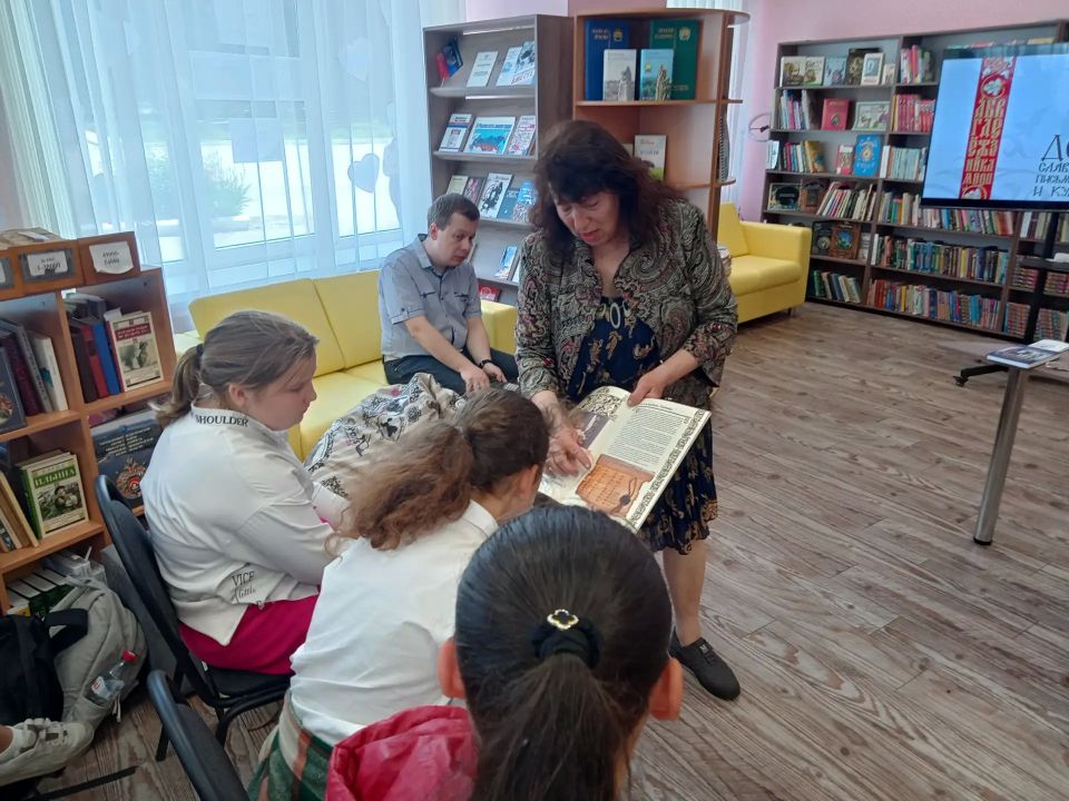 Ко Дню славянской письменности и культуры, который отмечается 24 мая, библиотекарь детской библиотеки-филиала провела историческое путешествие «У азбуки славянская душа»