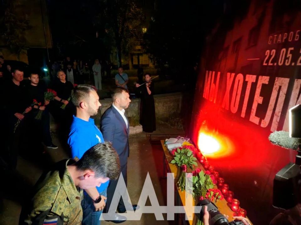 В Донецке прошел траурный митинг в память о погибших в Старобельске В Донецке прошел траурный митинг в память о погибших в Старобельске