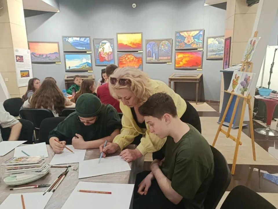 Добавь ярких красок. Комитет по предпринимательству и экономической грамотности молодежи совместно с сотрудниками музея «Арт Донбасс» провели экскурсию и мастер-класс «Весенний Донбасс» Добавь ярких красок. Комитет по предпринимательству и экономической грамотности молодежи совместно с сотрудниками музея «Арт Донбасс» провели экскурсию и мастер-класс «Весенний Донбасс»