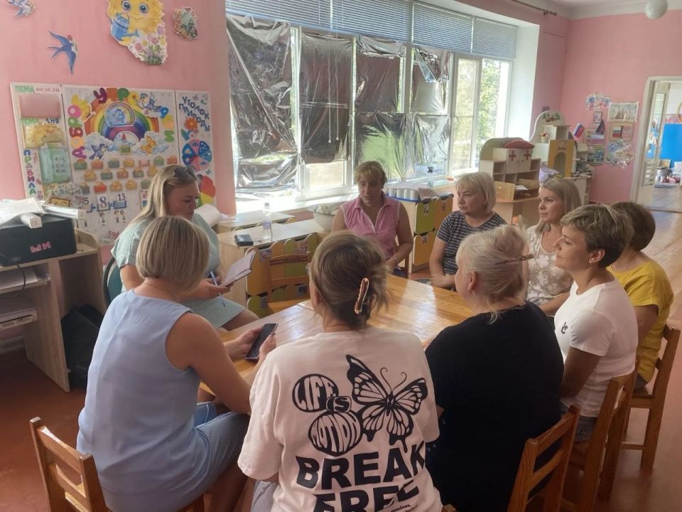 Главный специалист Андреевского территориального сектора провела встречу с трудовым коллективом Андреевского детского сада, в ходе которой ответила на актуальные вопросы сотрудников