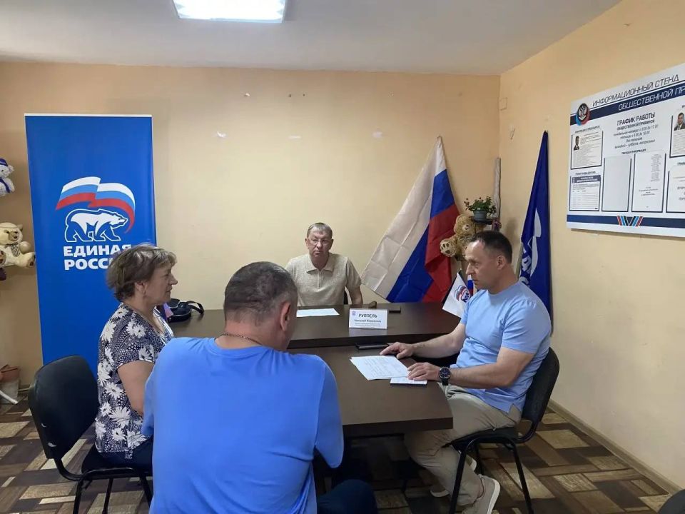 Александр Пеняев: В ходе очередного приема, который провел на площадке общественной приемной «Единой России» в Ясиноватой вместе с заместителем главы администрации округа Александром Пеняевым, ответили на вопросы жителей... Александр Пеняев: В ходе очередного приема, который провел на площадке общественной приемной «Единой России» в Ясиноватой вместе с заместителем главы администрации округа Александром Пеняевым, ответили на вопросы жителей...