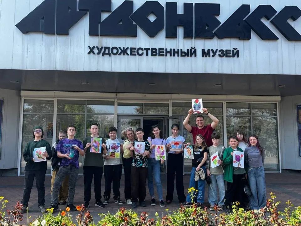 Добавь ярких красок. Комитет по предпринимательству и экономической грамотности молодежи совместно с сотрудниками музея «Арт Донбасс» провели экскурсию и мастер-класс «Весенний Донбасс»