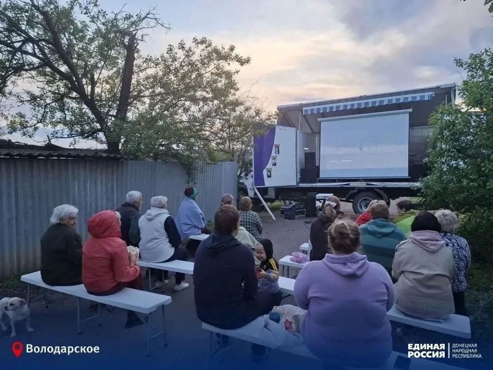 Соседи, кино и тёплая атмосфера: жители Суженки организовали киносеанс под открытым небом