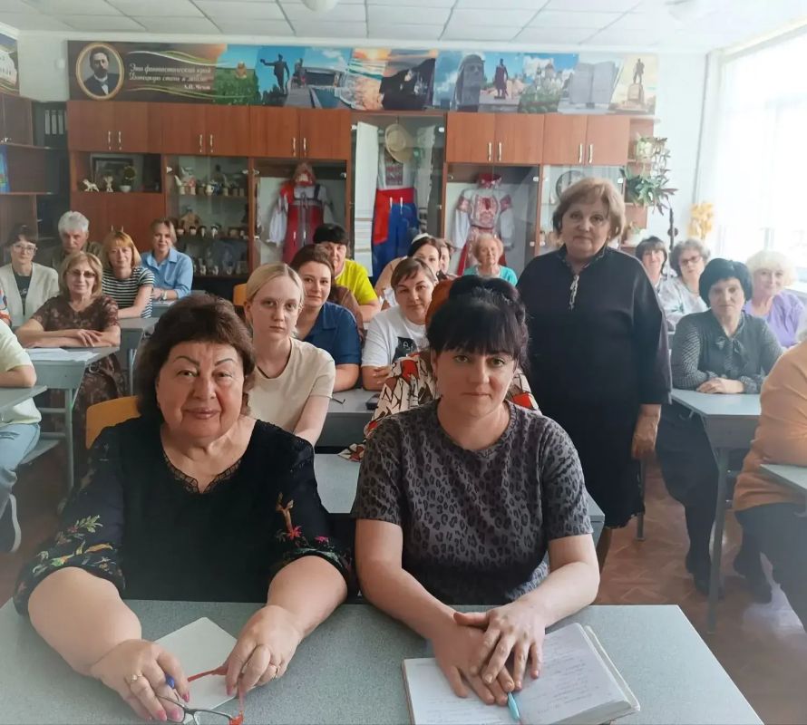 Состоялась встреча начальника Управления образования администрации городского округа Горловка с трудовым коллективом Состоялась встреча начальника Управления образования администрации городского округа Горловка с трудовым коллективом