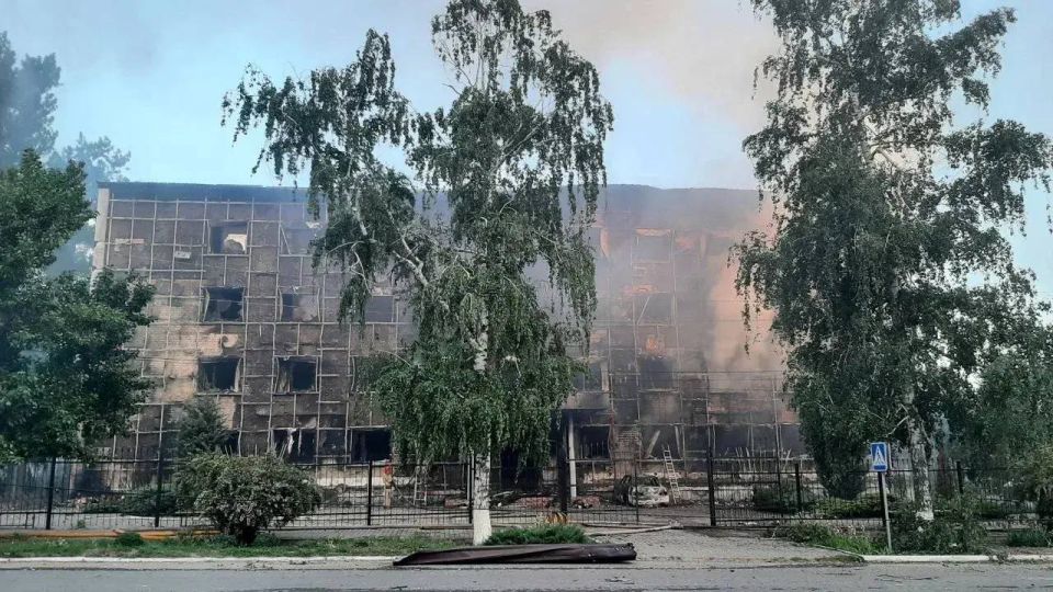 35 детей ранены после ночной атаки ВСУ на колледж в ЛНР: их продолжают доставать из-под завалов 35 детей ранены после ночной атаки ВСУ на колледж в ЛНР: их продолжают доставать из-под завалов