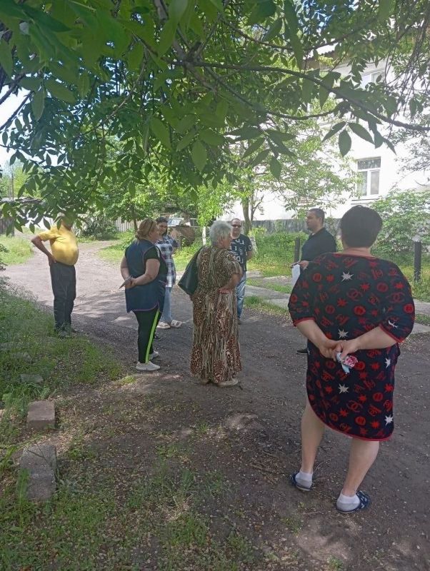 Встреча с населением. Депутат Торезского городского совета Игорь Шинкарев провел встречу с жителями улицы Сиваченко