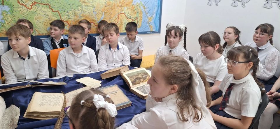 Музейный экскурс «От глиняной таблички к печатной страничке» Музейный экскурс «От глиняной таблички к печатной страничке»