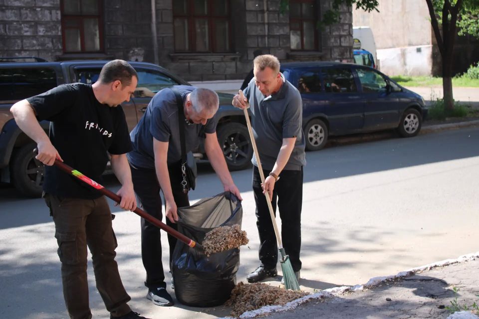 22 марта вместе с сотрудниками администрации провели санитарный день 22 марта вместе с сотрудниками администрации провели санитарный день
