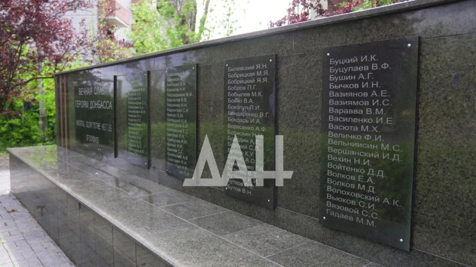 «Госпитальная земля». В Куйбышевском районе Донецка, у Дворца культуры имени Куйбышева, между проспектом Панфилова, улицей Антарктидной и Бестужева, стоит строгий каменный обелиск «Госпитальная земля». В Куйбышевском районе Донецка, у Дворца культуры имени Куйбышева, между проспектом Панфилова, улицей Антарктидной и Бестужева, стоит строгий каменный обелиск