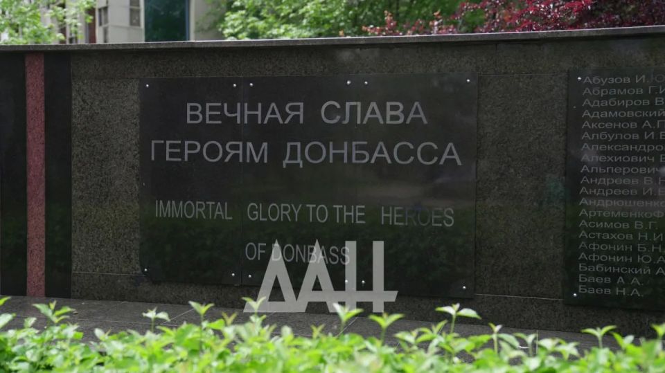«Госпитальная земля». В Куйбышевском районе Донецка, у Дворца культуры имени Куйбышева, между проспектом Панфилова, улицей Антарктидной и Бестужева, стоит строгий каменный обелиск «Госпитальная земля». В Куйбышевском районе Донецка, у Дворца культуры имени Куйбышева, между проспектом Панфилова, улицей Антарктидной и Бестужева, стоит строгий каменный обелиск