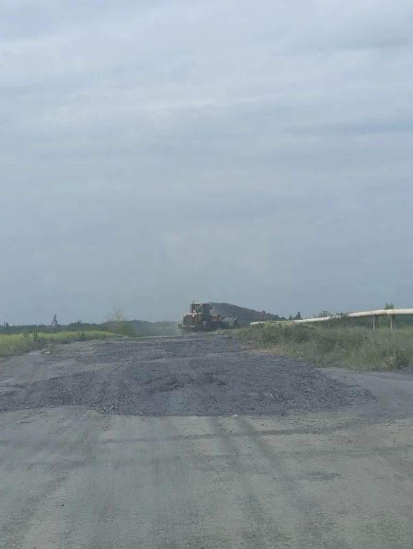 На территории городского округа Торез ведутся работы по подсыпке аварийных участков автомобильных дорог На территории городского округа Торез ведутся работы по подсыпке аварийных участков автомобильных дорог