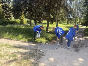 Сегодня, 23 мая, в рамках акции «Маленькие добрые дела», активистами ПО №547 был проведен субботник на подведомственной территории по ул. Папанина
