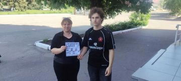 Сегодня сотрудники МБУ "Дебальцевкий центр культуры и досуга" в честь Года Единства Народов раздавали буклеты с информацией о быте, культуре и обычаях разных народов России