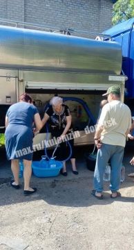 Алексей Кулемзин: Сегодня донецкие производители воды организовали бесплатную доставку питьевой воды жителям Будённовского, Кировского, Ленинского и Пролетарского районов