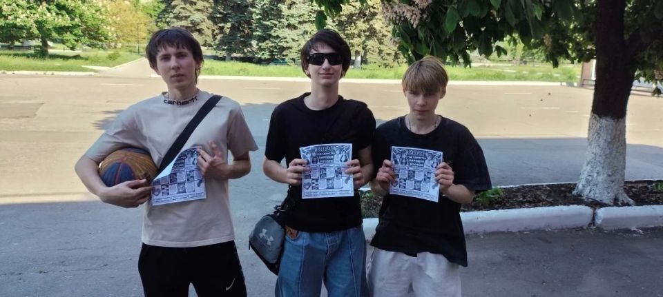 Сегодня сотрудники МБУ "Дебальцевкий центр культуры и досуга" в честь Года Единства Народов раздавали буклеты с информацией о быте, культуре и обычаях разных народов России Сегодня сотрудники МБУ "Дебальцевкий центр культуры и досуга" в честь Года Единства Народов раздавали буклеты с информацией о быте, культуре и обычаях разных народов России