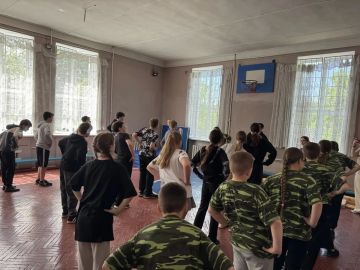 В Донецке транспортные полицейские совместно с активистами «Движение первых» провели «Урок физкультуры» для школьников