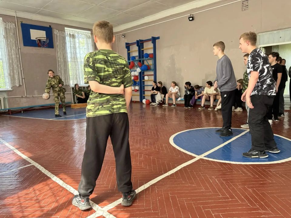 В Донецке транспортные полицейские совместно с активистами «Движение первых» провели «Урок физкультуры» для школьников В Донецке транспортные полицейские совместно с активистами «Движение первых» провели «Урок физкультуры» для школьников