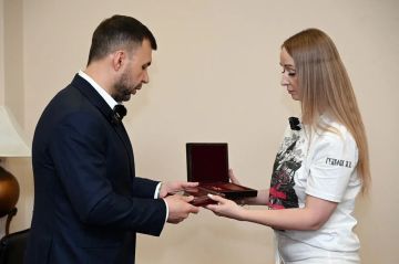 Пушилин передал вдове генерал-майора Михаила Гудкова Золотую Звезду Героя ДНР