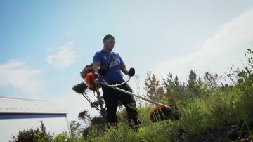 Командой МГЕР ДНР провели субботник на территории спортивного комплекса «Динамо» в парке им. Щербакова