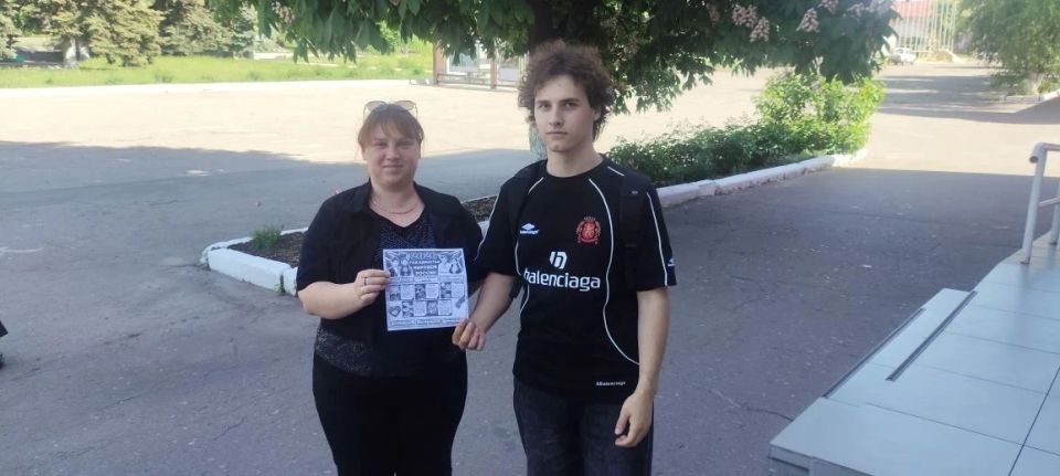 Сегодня сотрудники МБУ "Дебальцевкий центр культуры и досуга" в честь Года Единства Народов раздавали буклеты с информацией о быте, культуре и обычаях разных народов России