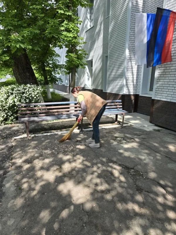 В рамках двухмесячника по благоустройству, партийного проекте Единой России "Городская среда", провели очередной субботник, в котором приняли активное участие трудовой коллектив Тельмановской Центральной районной больницы... В рамках двухмесячника по благоустройству, партийного проекте Единой России "Городская среда", провели очередной субботник, в котором приняли активное участие трудовой коллектив Тельмановской Центральной районной больницы...