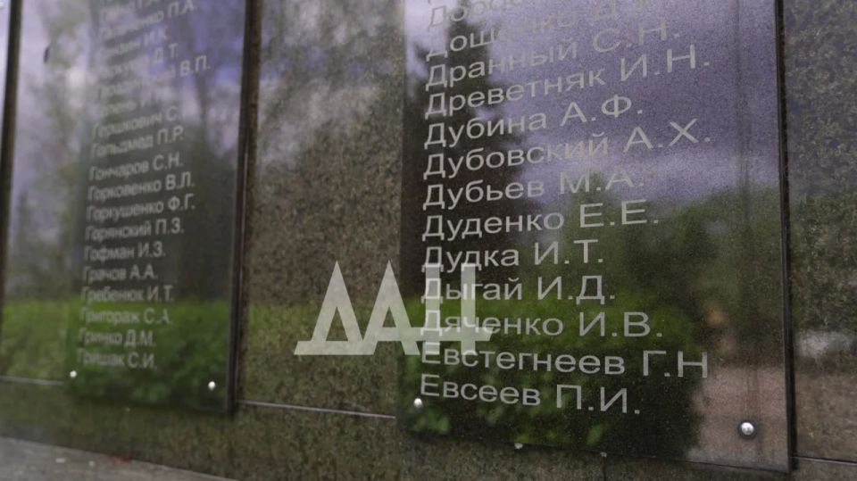 «Госпитальная земля». В Куйбышевском районе Донецка, у Дворца культуры имени Куйбышева, между проспектом Панфилова, улицей Антарктидной и Бестужева, стоит строгий каменный обелиск «Госпитальная земля». В Куйбышевском районе Донецка, у Дворца культуры имени Куйбышева, между проспектом Панфилова, улицей Антарктидной и Бестужева, стоит строгий каменный обелиск