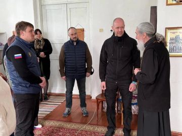 Делегация Пуровского района ЯНАО передала специальное облачение для проведения служб в храме Волновахского округа