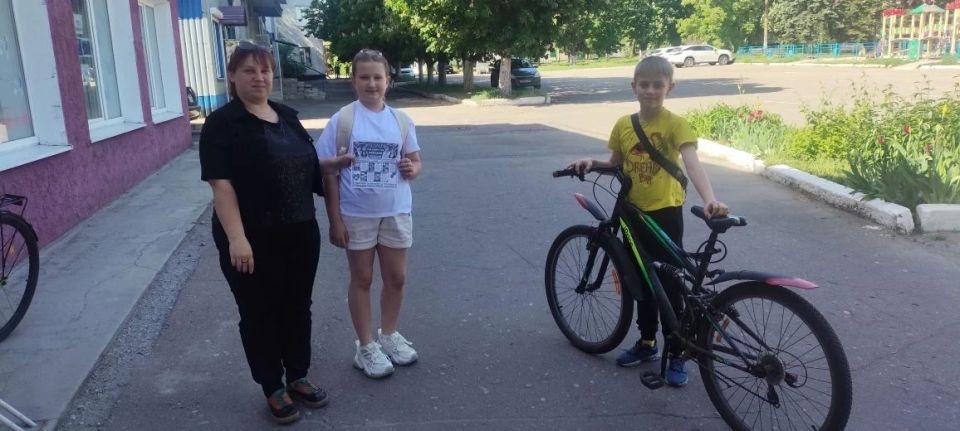 Сегодня сотрудники МБУ "Дебальцевкий центр культуры и досуга" в честь Года Единства Народов раздавали буклеты с информацией о быте, культуре и обычаях разных народов России Сегодня сотрудники МБУ "Дебальцевкий центр культуры и досуга" в честь Года Единства Народов раздавали буклеты с информацией о быте, культуре и обычаях разных народов России