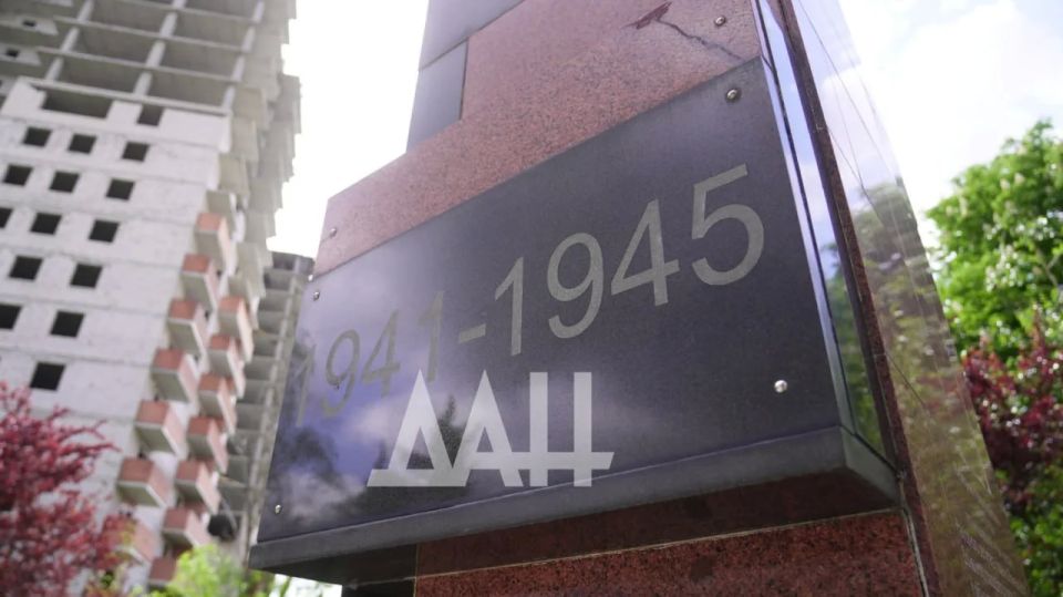 «Госпитальная земля». В Куйбышевском районе Донецка, у Дворца культуры имени Куйбышева, между проспектом Панфилова, улицей Антарктидной и Бестужева, стоит строгий каменный обелиск «Госпитальная земля». В Куйбышевском районе Донецка, у Дворца культуры имени Куйбышева, между проспектом Панфилова, улицей Антарктидной и Бестужева, стоит строгий каменный обелиск