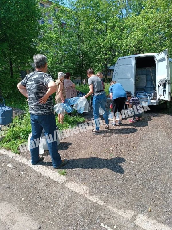 Алексей Кулемзин: Сегодня донецкие производители воды организовали бесплатную доставку питьевой воды жителям Будённовского, Кировского, Ленинского и Пролетарского районов Алексей Кулемзин: Сегодня донецкие производители воды организовали бесплатную доставку питьевой воды жителям Будённовского, Кировского, Ленинского и Пролетарского районов