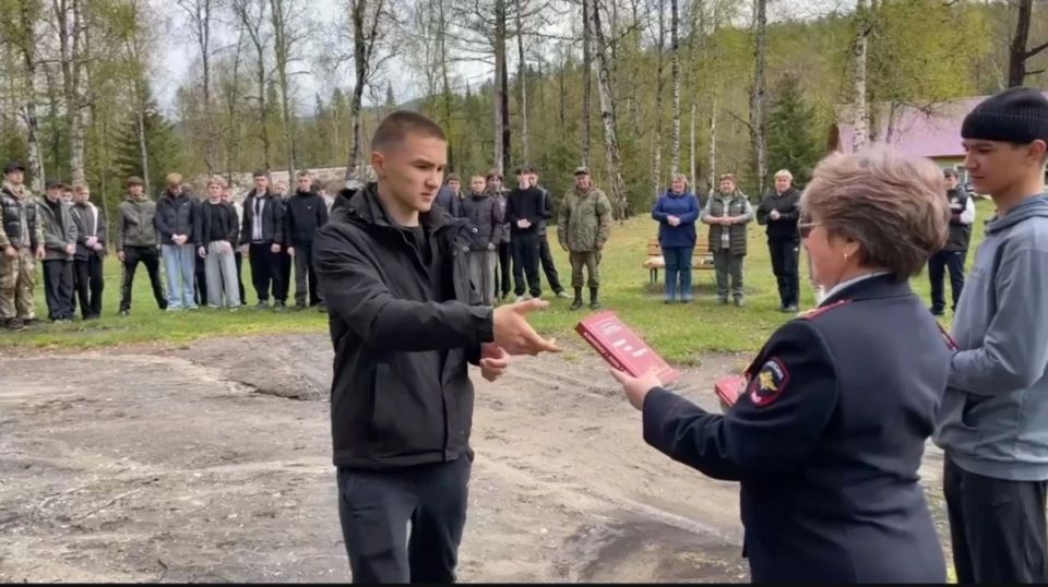 Ветераны транспортной полиции и общественники провели занятия для подростков в рамках учебных военных сборов десятиклассников Слюдянского района в лагере "Юный горняк " в п. Тибельти Ветераны транспортной полиции и общественники провели занятия для подростков в рамках учебных военных сборов десятиклассников Слюдянского района в лагере "Юный горняк " в п. Тибельти