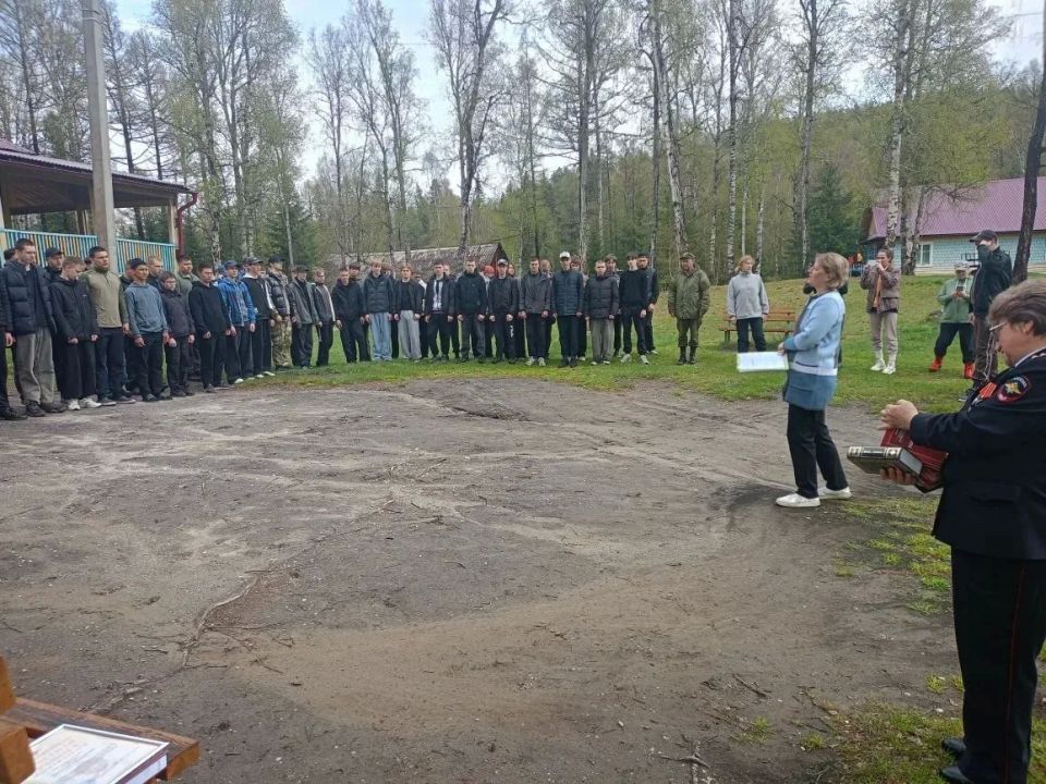 Ветераны транспортной полиции и общественники провели занятия для подростков в рамках учебных военных сборов десятиклассников Слюдянского района в лагере "Юный горняк " в п. Тибельти Ветераны транспортной полиции и общественники провели занятия для подростков в рамках учебных военных сборов десятиклассников Слюдянского района в лагере "Юный горняк " в п. Тибельти
