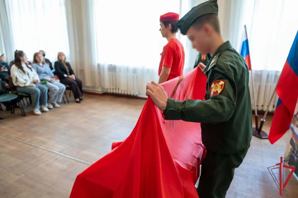 Росгвардейцы приняли участие в открытии «Парты Героя» в Ждановке Росгвардейцы приняли участие в открытии «Парты Героя» в Ждановке